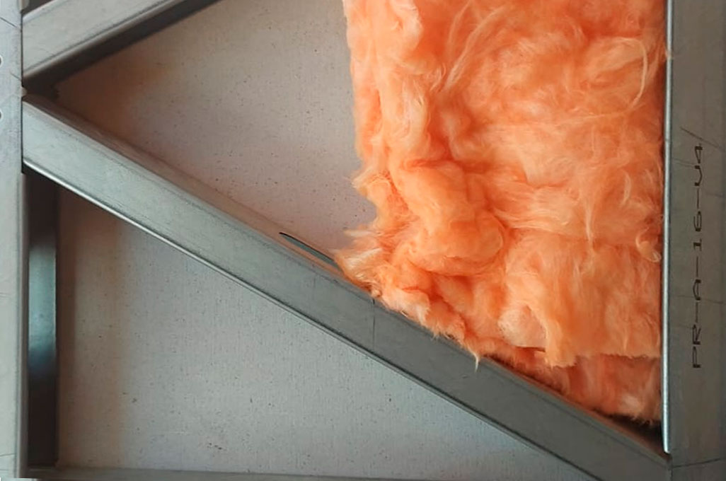 Panel sandwich con refuerzo de lana aislante