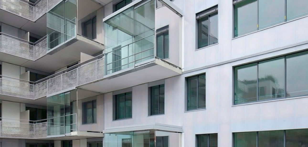 Edificio con sistema de fachada ventilada en España