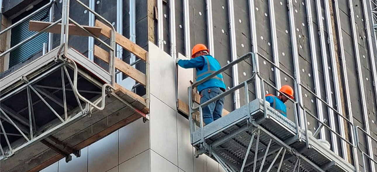 Materiales para fachadas ventiladas para edificios obreros en andamio
